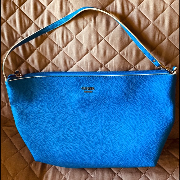 Guess Bobbi Reversible Tote w/Mini Bag. - Picture 6 of 8